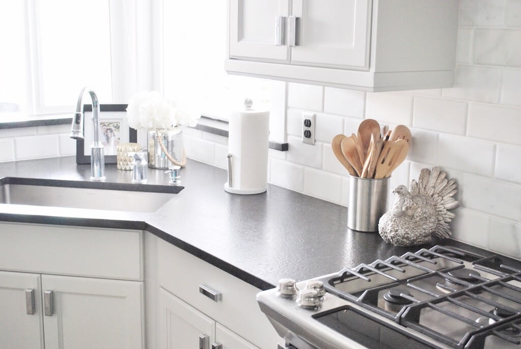 Откуда берутся мошки в квартире и как быстро избавиться от наглых гостей?