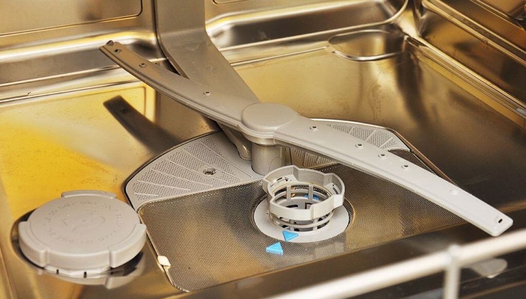 Почему на посуде остается белый налет после посудомойки: в чем причина, что делать, как убрать