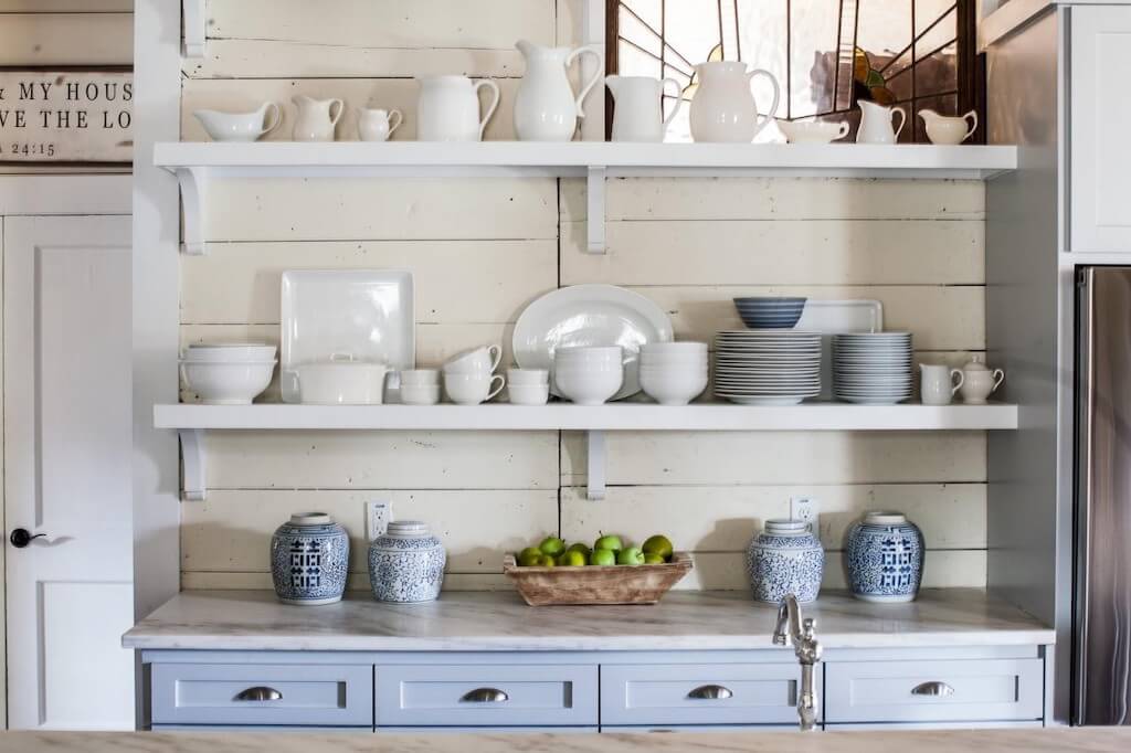 Открытые полки на кухне: плюсы и минусы, отзывы, фото в интерьере