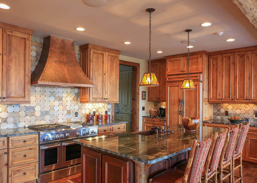 Интерьер кухни с патиной: фасады «под старину» в разных цветах и стилях