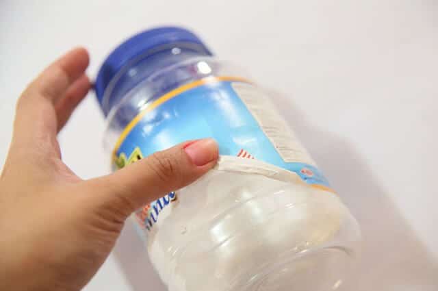 Как убрать наклейку или этикетку с пластика без следа: лайфхаки для разных поверхностей