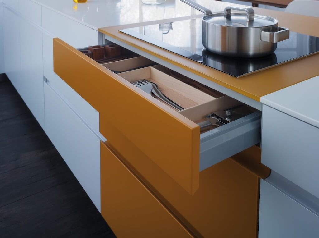 Кухня будущего: гарнитур без ручек (+30 фото интересных решений)