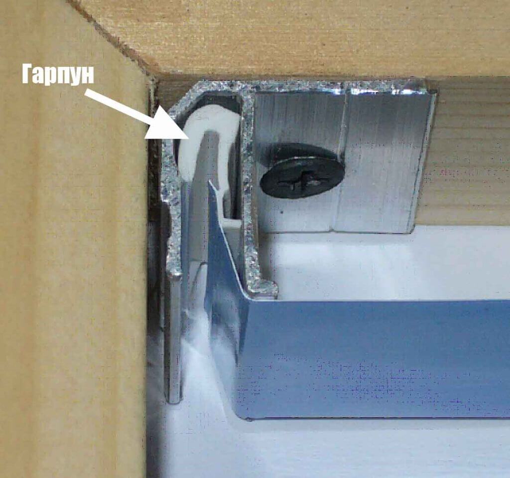 Виды потолочных плинтусов для натяжного потолка, и как приклеить самому (+фото-инструкции)