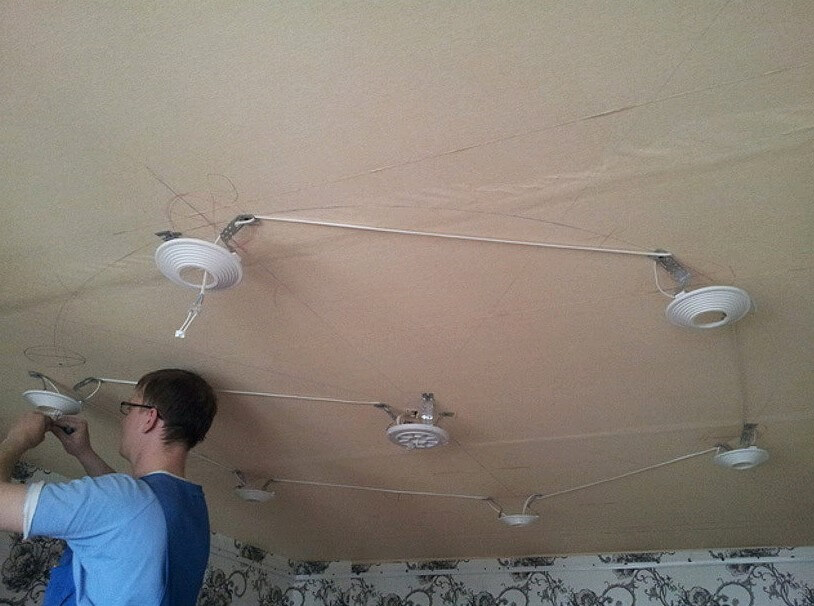 Проводка под натяжным потолком: достоинства и недостатки, рекомендации и возможные ошибки