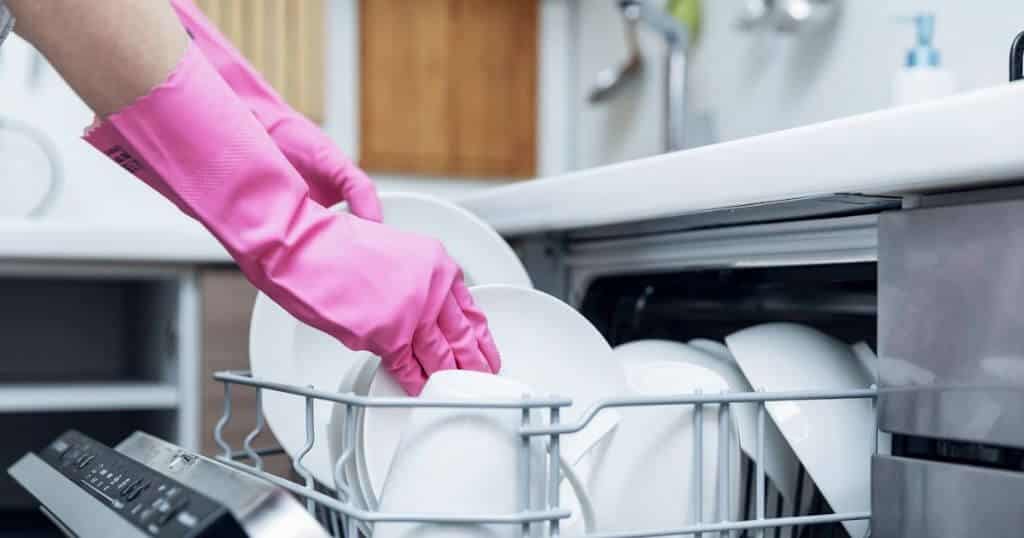 Почему на посуде остается белый налет после посудомойки: в чем причина, что делать, как убрать