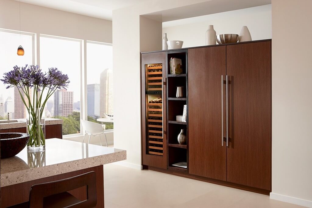 Встроенный холодильник в интерьере кухни и других комнат (+50 фото)