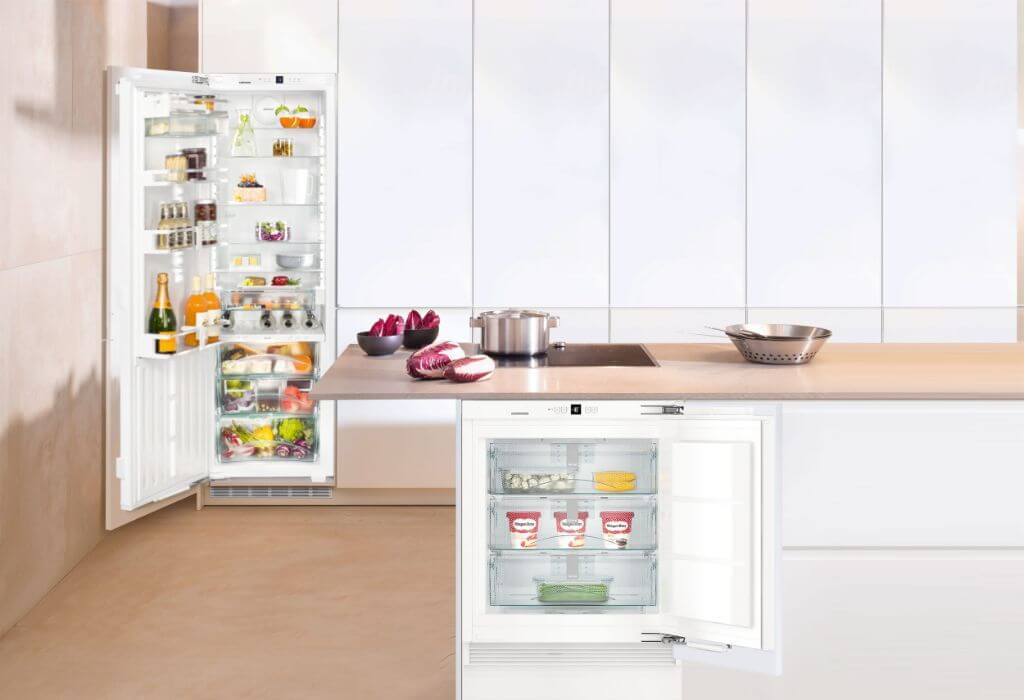 Бежевый (кремовый) холодильник в интерьере кухни