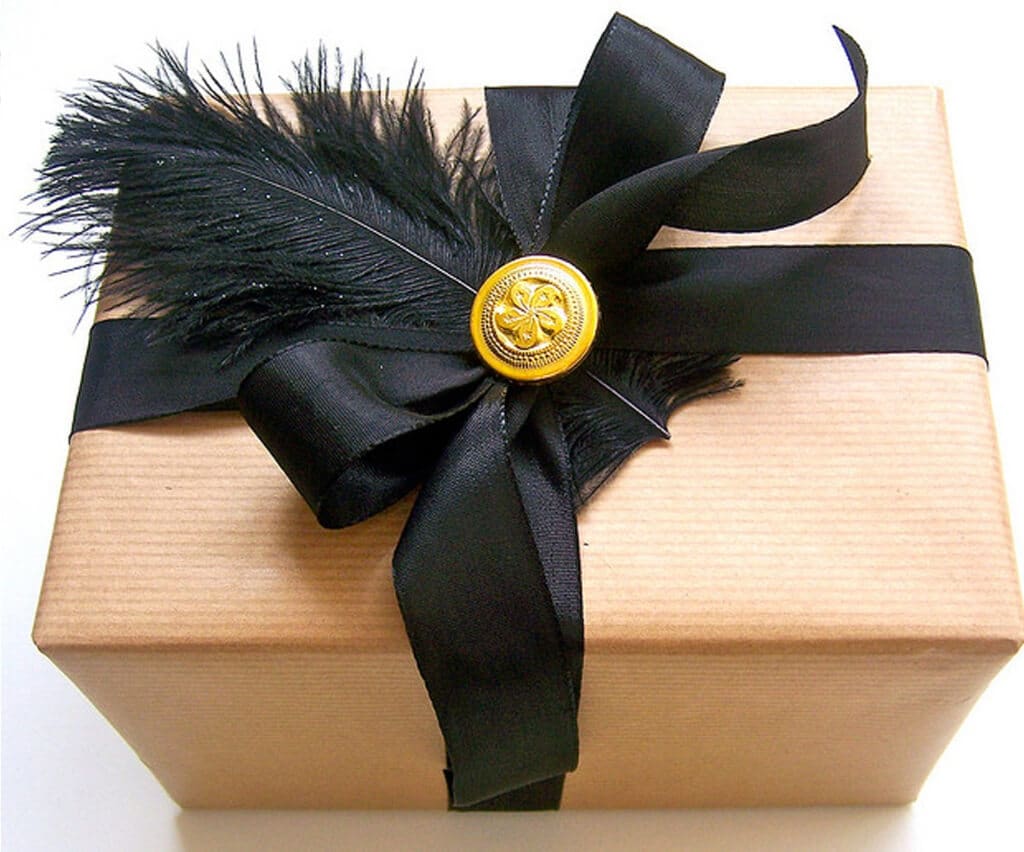 Как упаковать и оформить подарок на 8 марта своими руками, 47 идей с фото