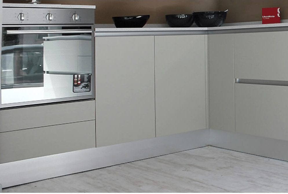 Цоколь кухонного гарнитура — что это такое? Фото реальных кухонь с декоративной планкой и без нее