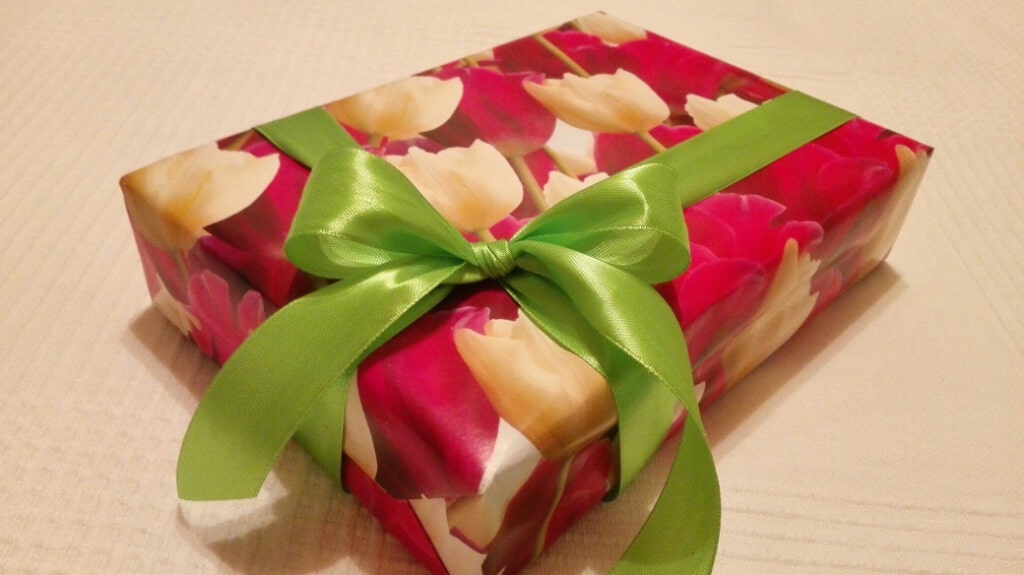 Как упаковать и оформить подарок на 8 марта своими руками, 47 идей с фото