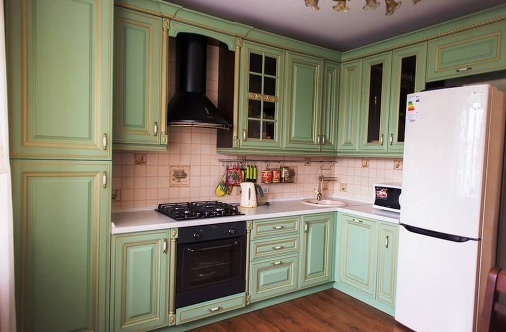 На пике моды — кухонные гарнитуры с фасадами, покрытыми золотой патиной