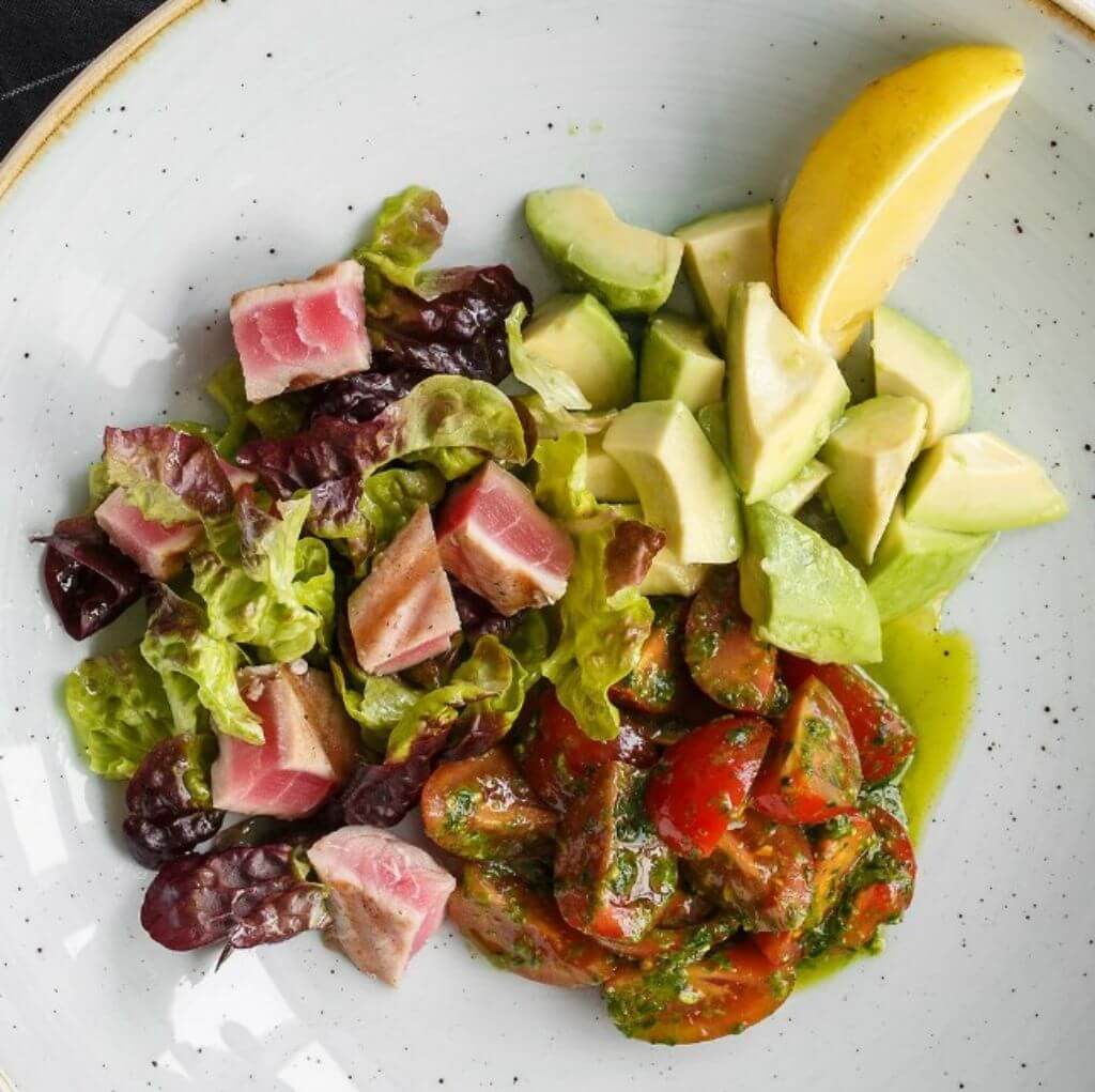 С чем сочетается авокадо в салатах: простые и вкусные рецепты с фото пошагово