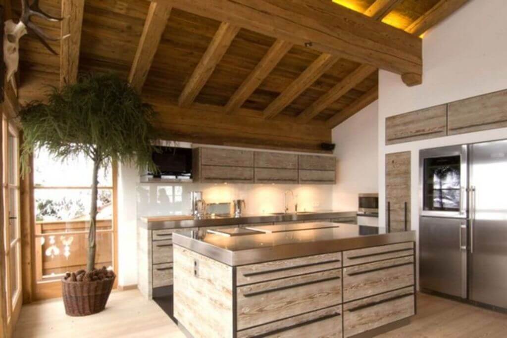 Кухня в стиле шале в загородном доме и квартире