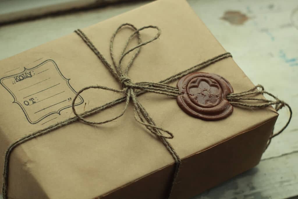 Как упаковать и оформить подарок на 8 марта своими руками, 47 идей с фото
