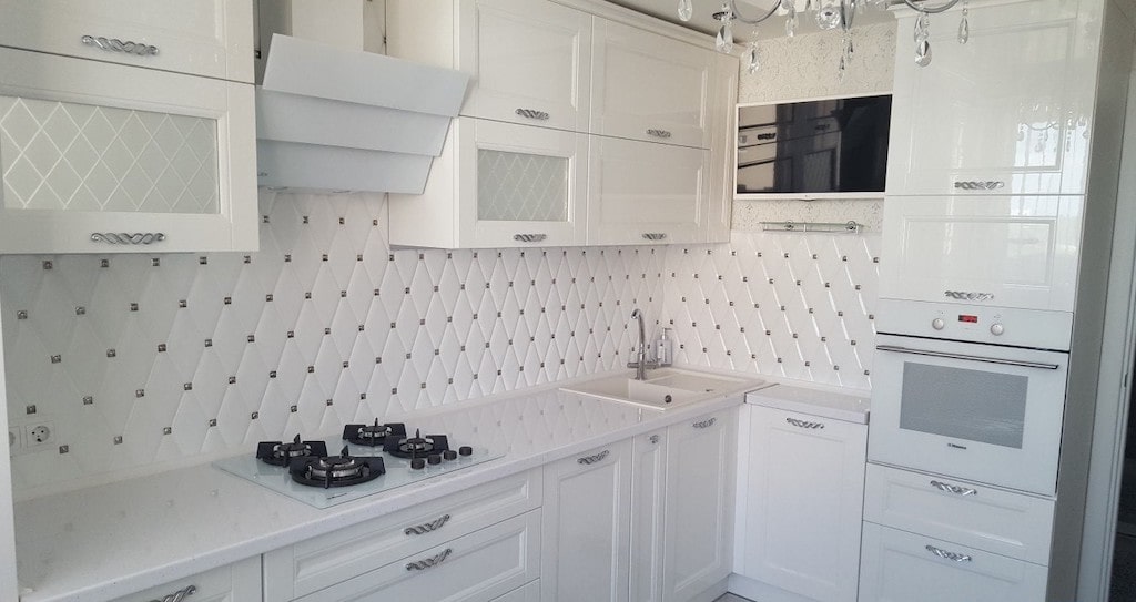 Какой фартук лучше выбрать для белой кухни: 30 вариантов с фото