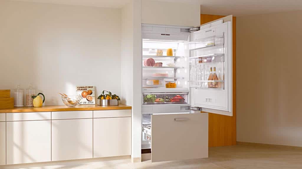 Бежевый (кремовый) холодильник в интерьере кухни