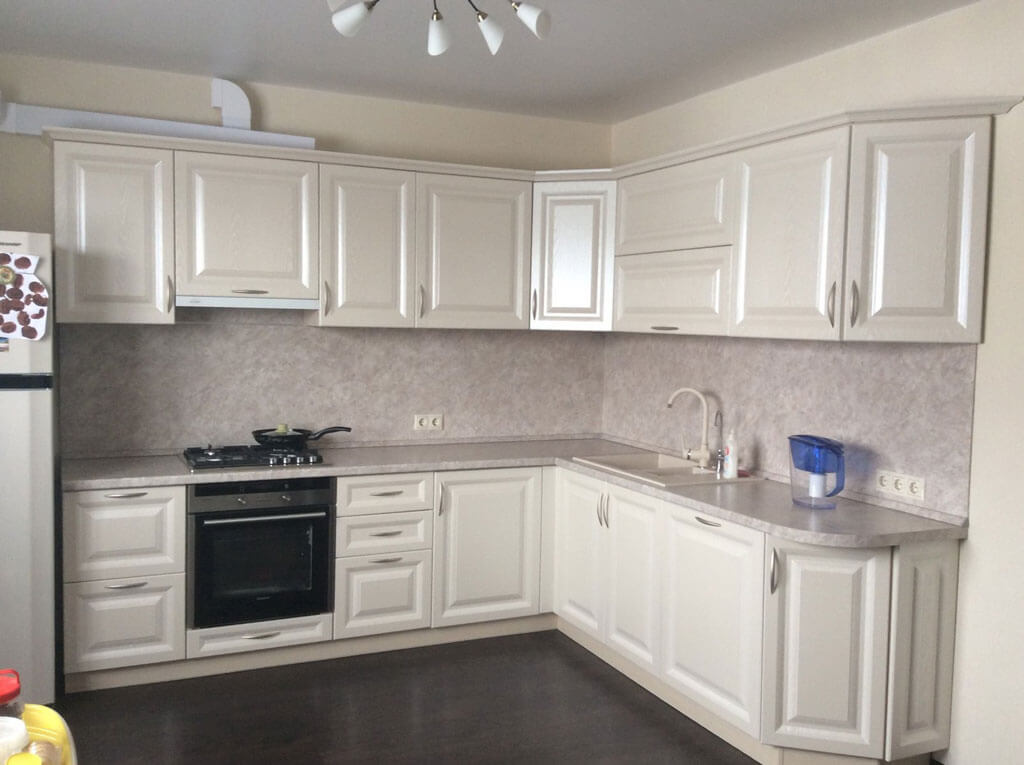 Глянцевая кухня в жемчужных цветах: ясень, олива, лен, лаванда