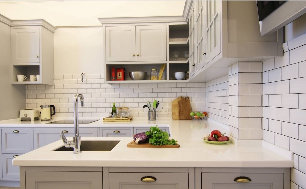 Какой фартук лучше выбрать для белой кухни: 30 вариантов с фото