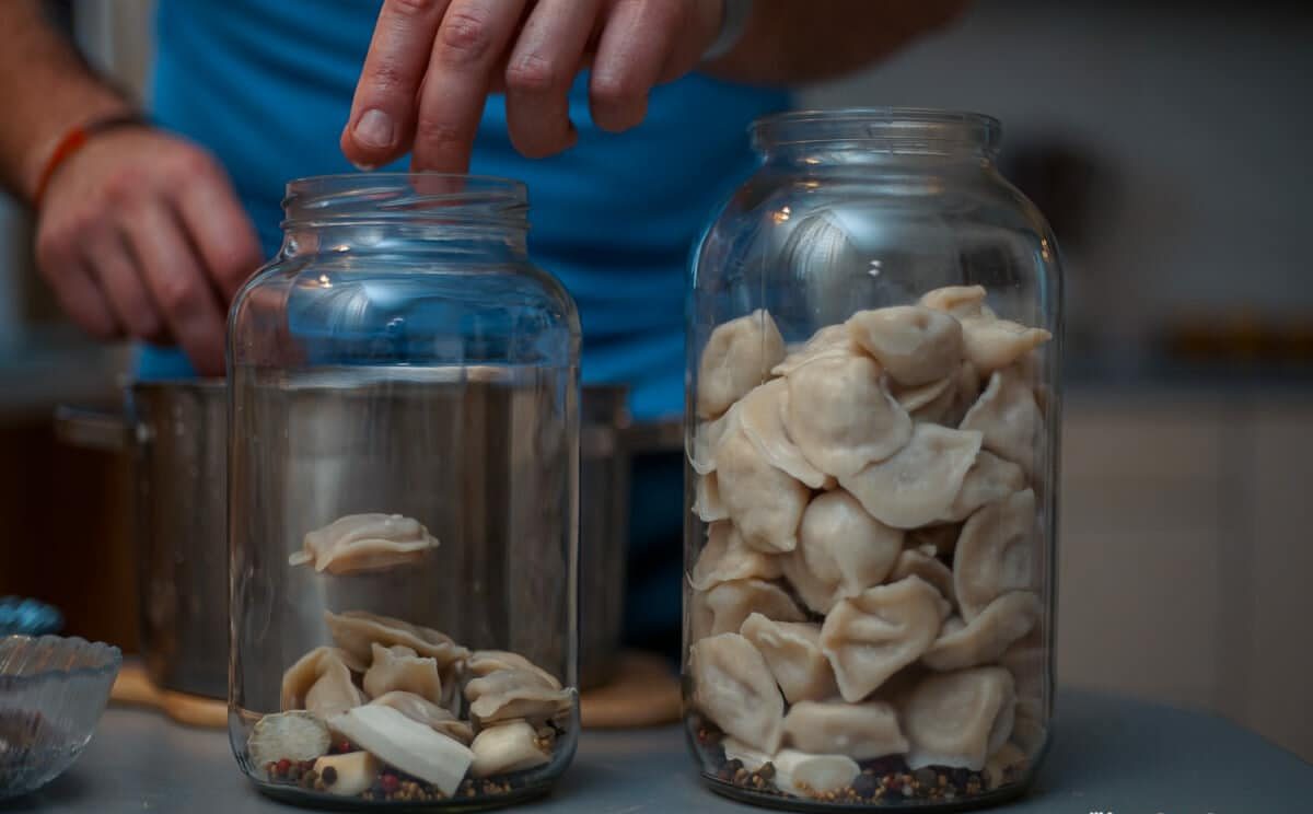 Можно ли пельмени приготовить в микроволновке, и как это сделать с водой и без?