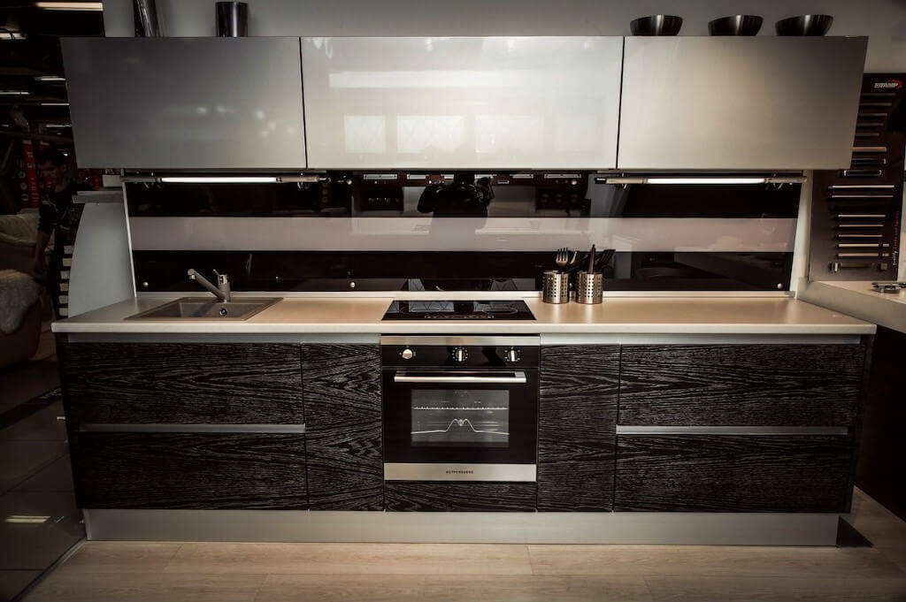 Кухня будущего: гарнитур без ручек (+30 фото интересных решений)