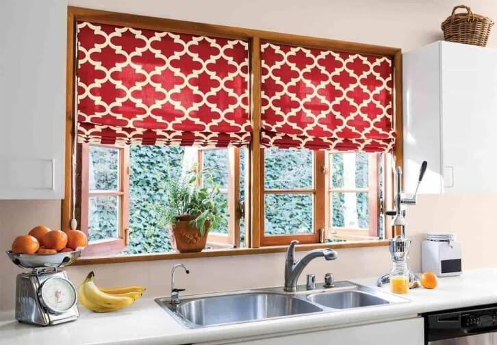 Идеальное оформление окна — римские шторы на кухне (70 фото в интерьере)