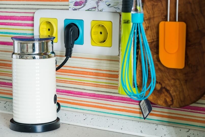 Где делать розетки на кухне — схемы расположения под технику с высотой, расстоянием, размерами