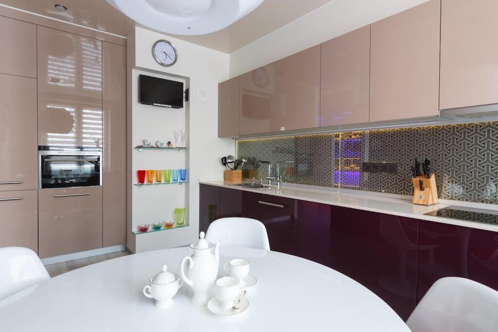 50 оттенков фиолетового в интерьере кухни — сиреневый, лиловый, лавандовый цвета, и с чем они сочетаются (50 фото)