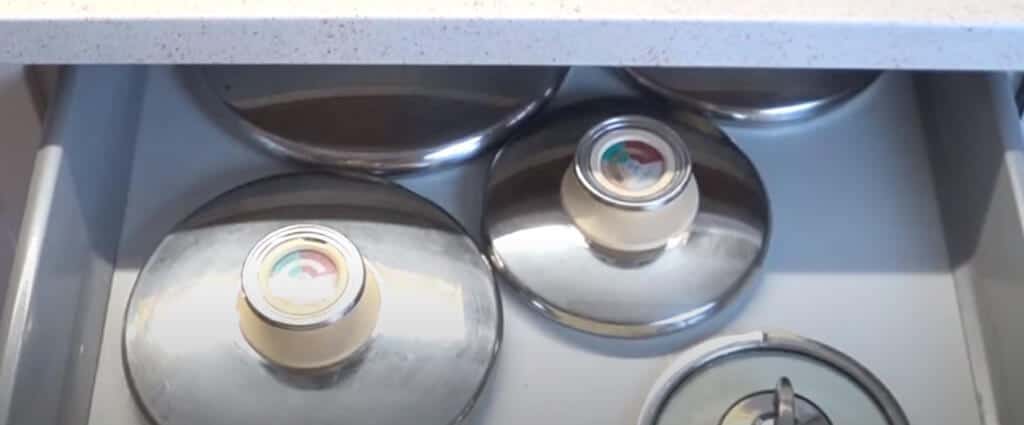 Как хранить крышки от кастрюль на кухне: приспособления своими руками