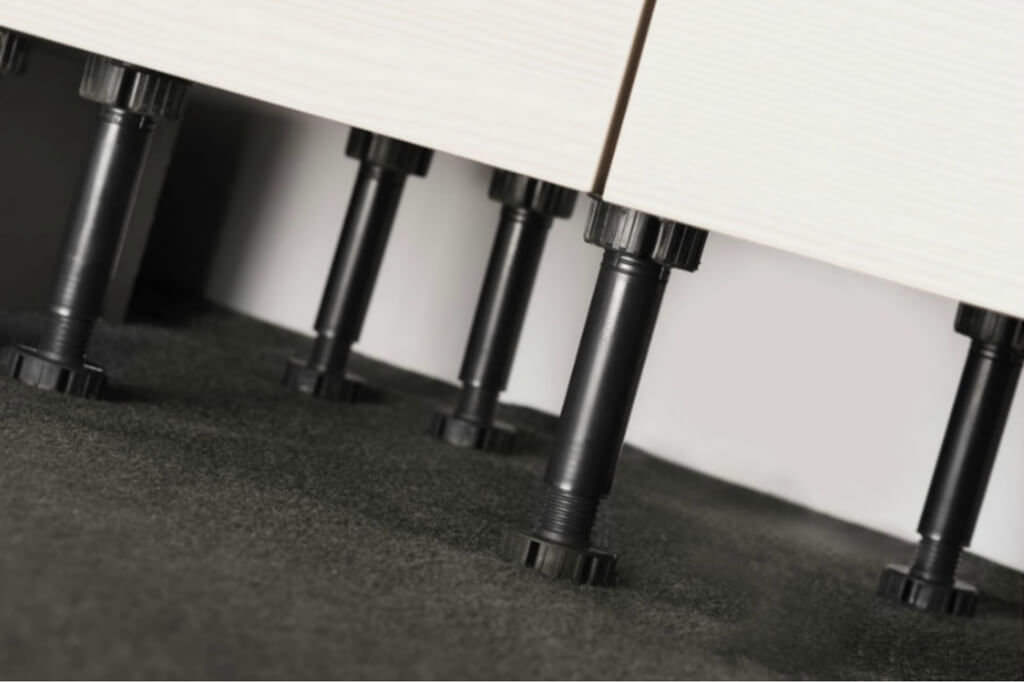 Цоколь кухонного гарнитура — что это такое? Фото реальных кухонь с декоративной планкой и без нее