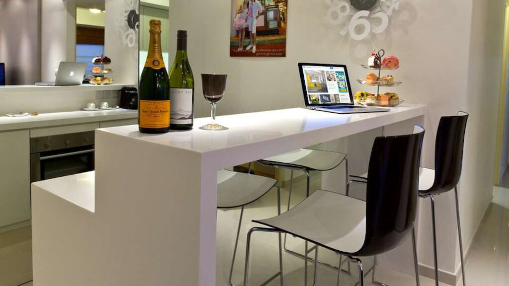 Дизайн кухни с барной стойкой: советы по оформлению и фото-примеры