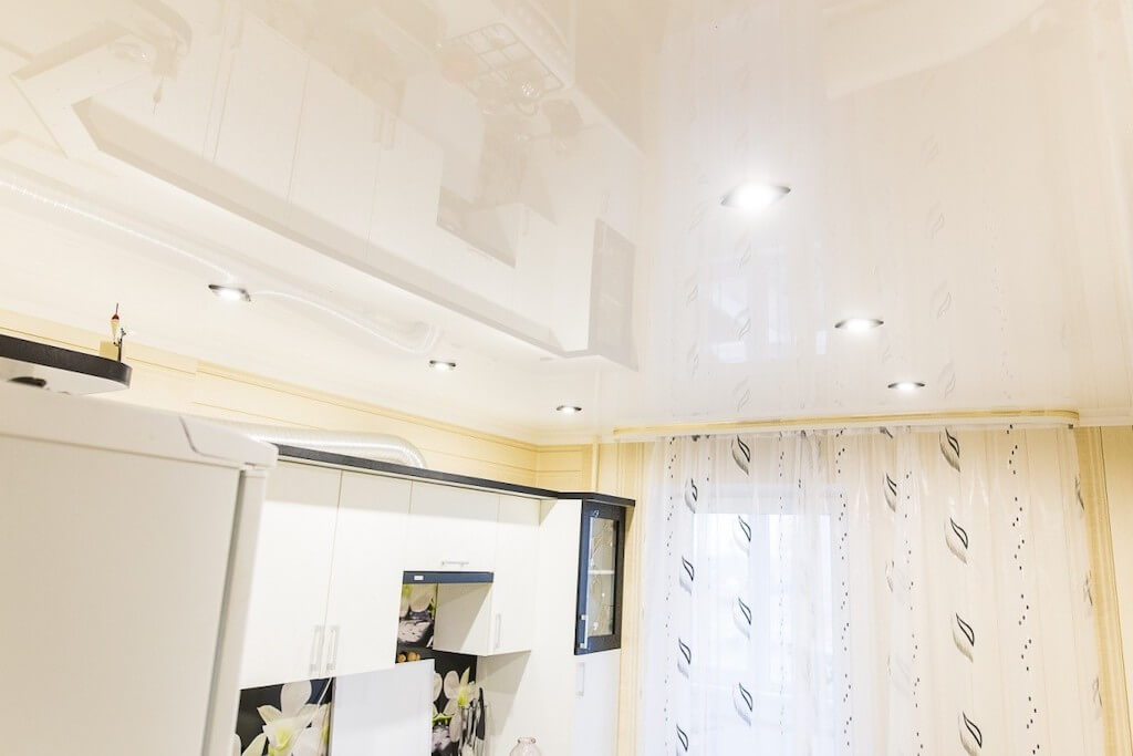 Какого цвета сделать натяжной потолок на кухне: популярные и необычные варианты