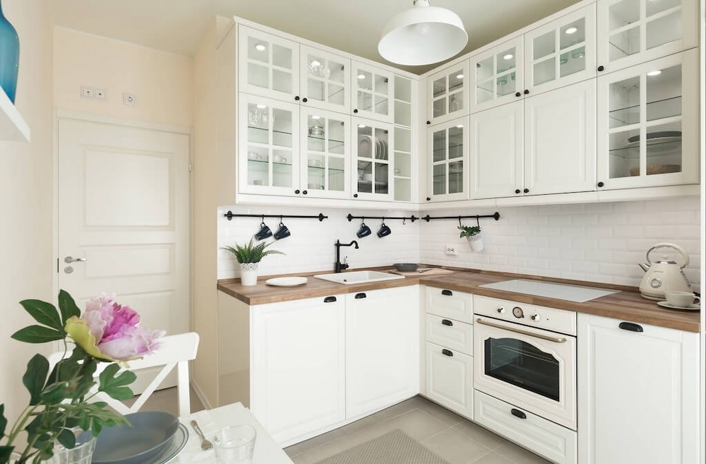 Белая кухня с деревом: любовь с первого взгляда