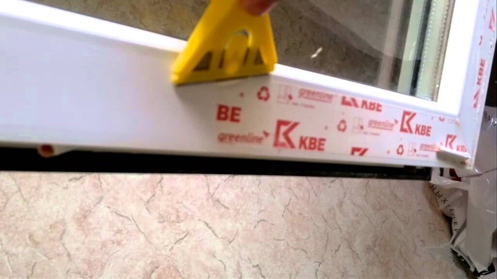 Как убрать след от наклейки с пластика в домашних условиях?