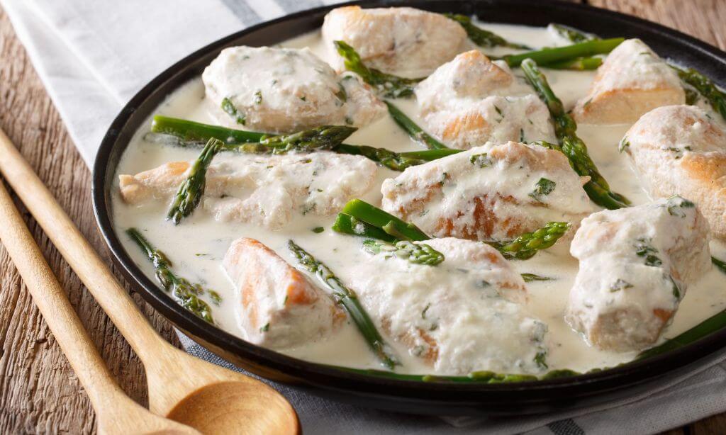 Почему сливки сворачиваются при тушении, нагреве, взбивании, в кофе: что делать, как избежать