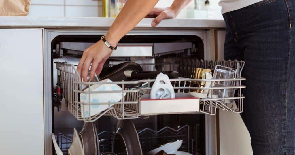 Почему на посуде остается белый налет после посудомойки: в чем причина, что делать, как убрать