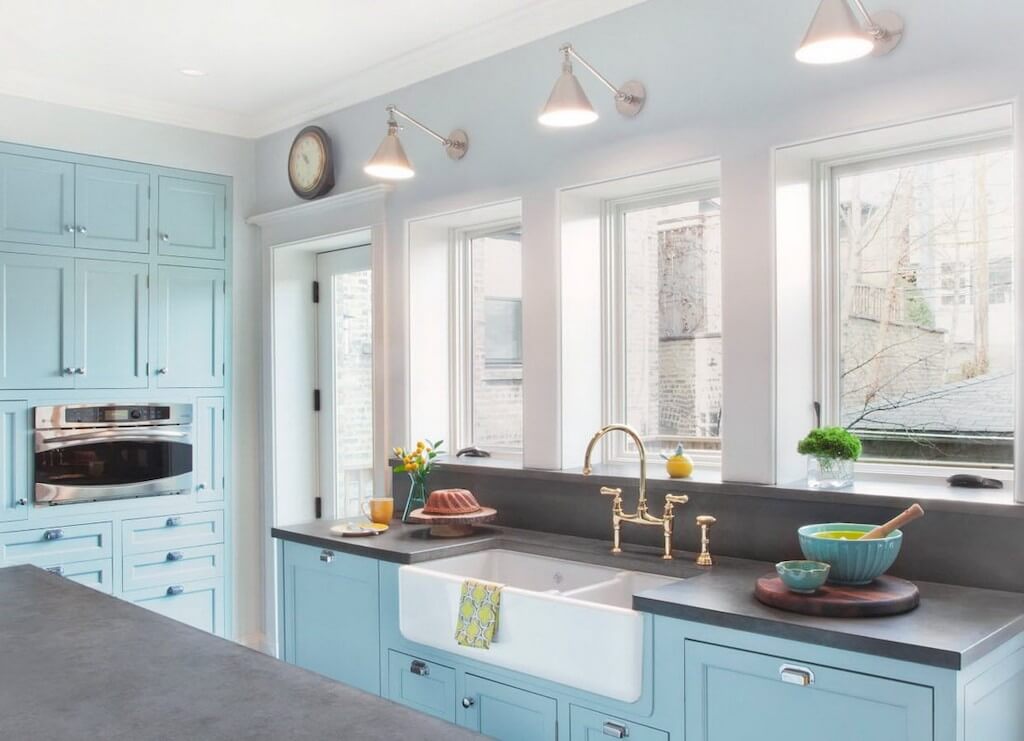 Светлая кухня с темной столешницей: новый тренд интерьера