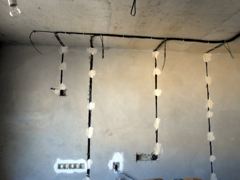 Проводка под натяжным потолком: достоинства и недостатки, рекомендации и возможные ошибки