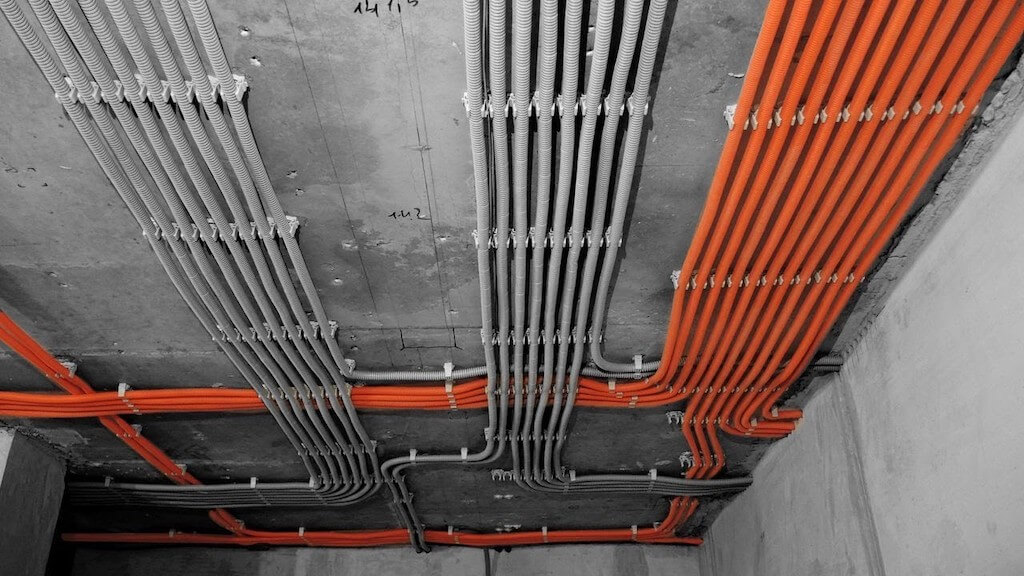 Проводка под натяжным потолком: достоинства и недостатки, рекомендации и возможные ошибки