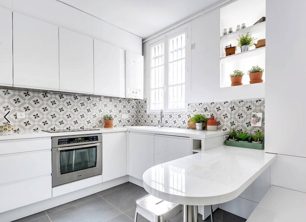 Какой фартук лучше выбрать для белой кухни: 30 вариантов с фото