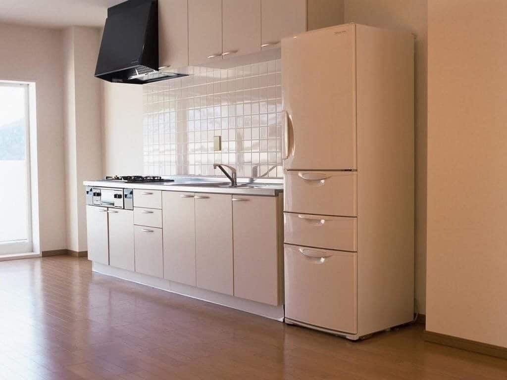 Бежевый (кремовый) холодильник в интерьере кухни