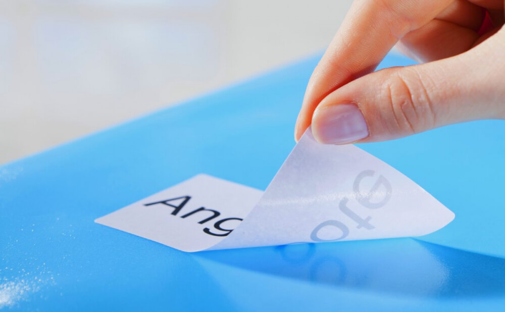 Как убрать след от наклейки с пластика в домашних условиях?