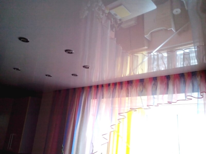 Какие карнизы лучше вешать при натяжных потолках — варианты крепления и фото со шторами в интерьере