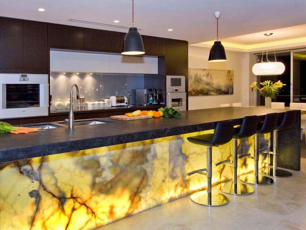 Зонирование с помощью барной стойки на кухне, совмещенной с гостиной или столовой