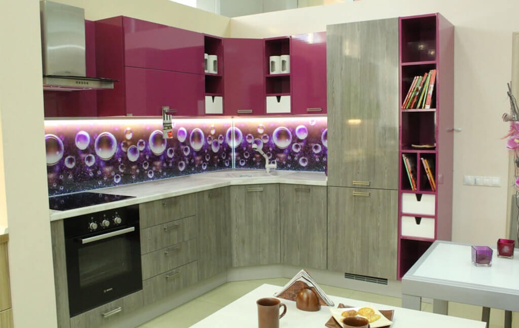 Скинали — беспроигрышный вариант добавить уникальности интерьеру: фото интересных стеклянных фартуков для кухни