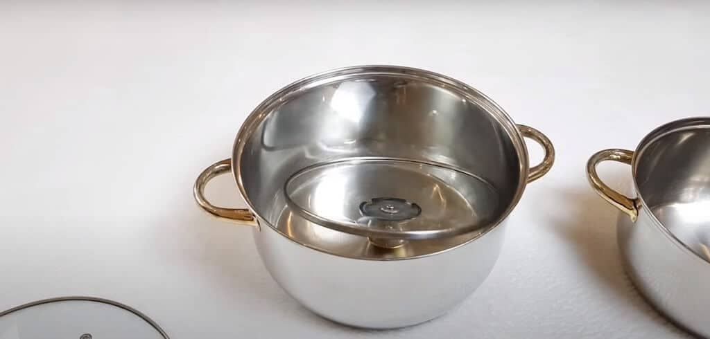 Как хранить крышки от кастрюль на кухне: приспособления своими руками