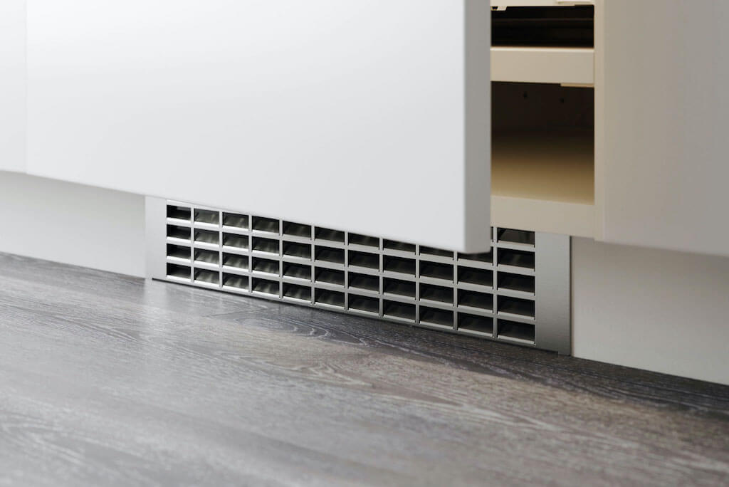 Цоколь кухонного гарнитура — что это такое? Фото реальных кухонь с декоративной планкой и без нее