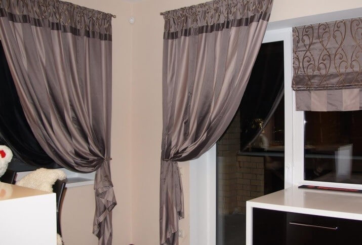 Идеальное оформление окна — римские шторы на кухне (70 фото в интерьере)