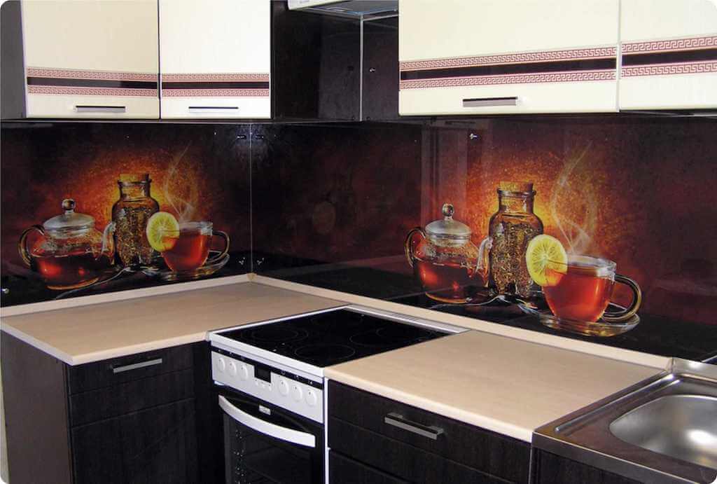 Скинали — беспроигрышный вариант добавить уникальности интерьеру: фото интересных стеклянных фартуков для кухни
