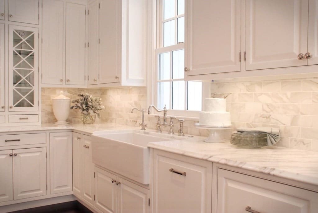 Какой фартук лучше выбрать для белой кухни: 30 вариантов с фото