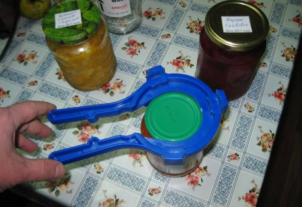 15 лайфхаков, как открыть банку с закручивающейся крышкой, если не хватает сил